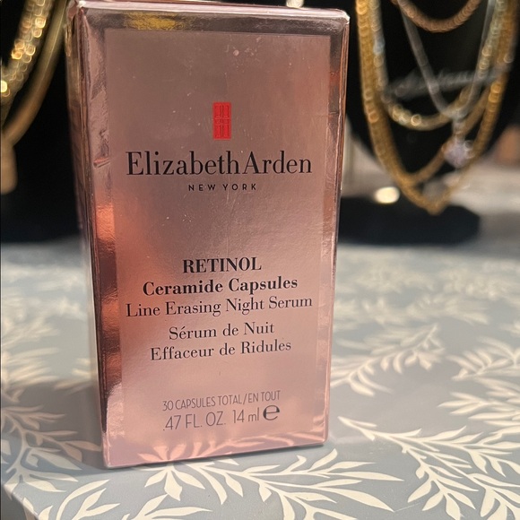 Elizabeth Arden Retinol Ceramide Capsules. Line erasing night serum - Picture 2 of 2